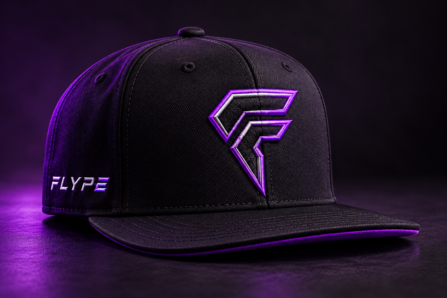 Concept de casquette Flype noire avec emblème F brodé en violet