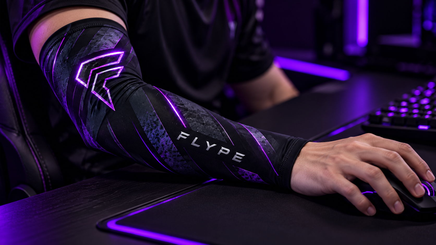 Concept de manchette gaming Flype noire et violette portée à un bureau